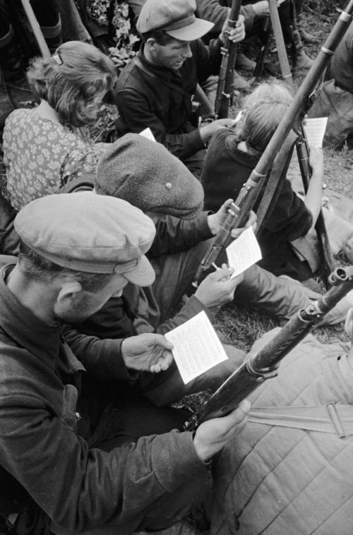 Бойцы читают текст партизанской клятвы в первом партизанском отряде под Смоленском. Сентябрь 1941 г.