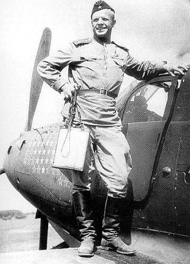Капитан Клубов у самолета. 1944 г. 