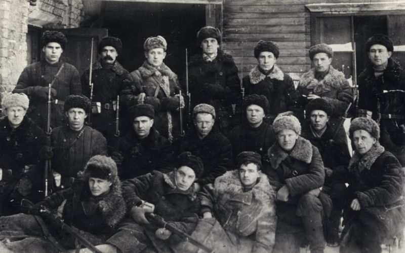 Рабочие оружейного завода, выпускавшие из подручных средств оружие для Тульского рабочего полка. Ноябрь. 1941 г.