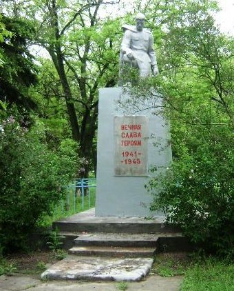 с. Екатериновка Матвеево-Курганского р-на. Памятник, установленный в 1966 году на братской могиле, в которой похоронен 161 советский воин, погибший в августе 1943 года при освобождении села от немецко-фашистских захватчиков.