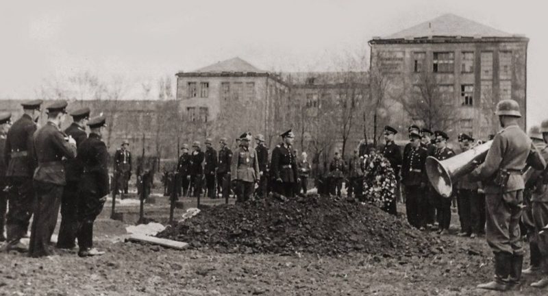 Похороны офицера полиции. 1942 г.
