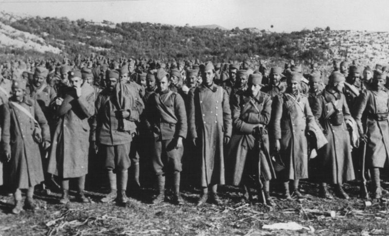 Югославские солдаты сдаются в плен. Апрель 1941 г.