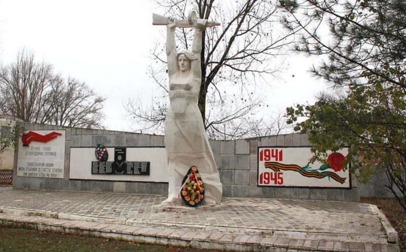 с. Шаблиевка Сальского р-на. Мемориал «Мать-Родина» в честь воинов-земляков, установленный в 1975 году.
