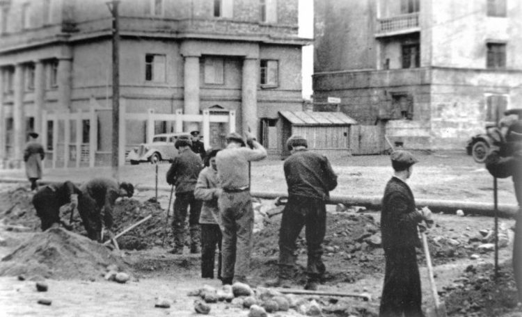 Восстановительные работы на проспекте Сталина. 1943 г. 