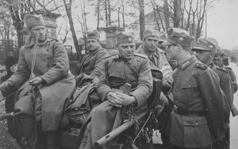 Югославские офицеры и солдаты в плену. Апрель 1941 г.