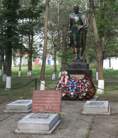 с. Шаблиевка Сальского р-на парк. Памятник, установленный в 1958 году на братской могиле, в которой похоронены воины, погибшие летом 1942 и в январе 1943 годов в ходе боев за село. 