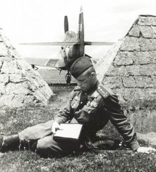 Капитан Клубов у самолета. 1944 г. 