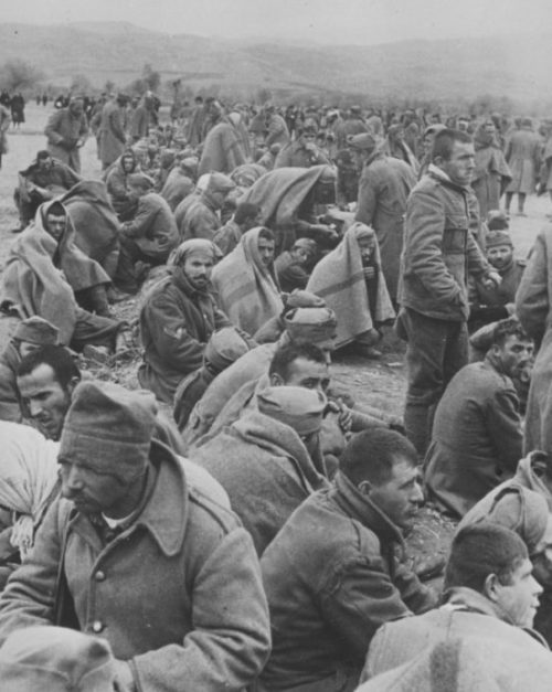 Югославские офицеры и солдаты в плену. Апрель 1941 г.