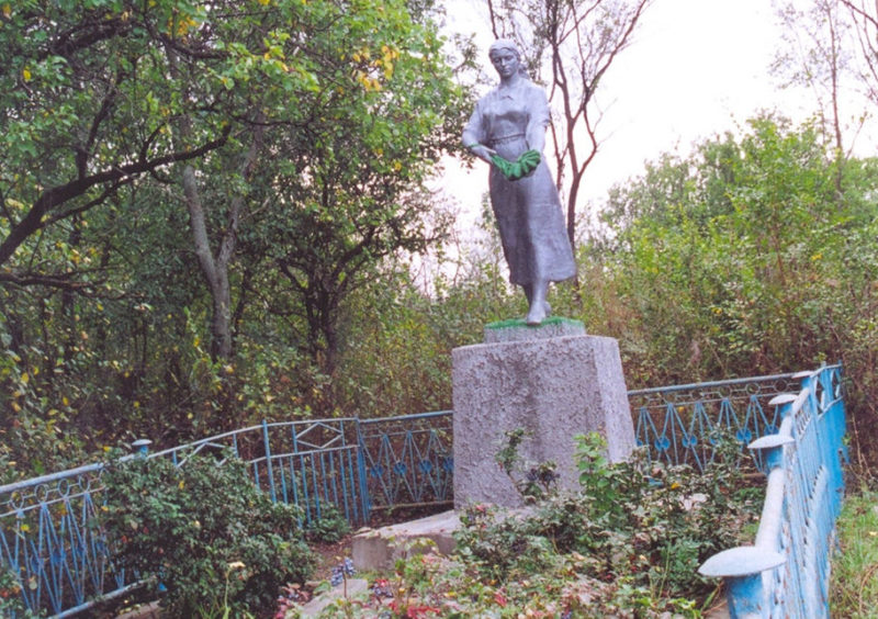 с. Каменно-Андрианово Матвеево-Курганского р-на. Памятник, установленный в 1949 году у братских могил, в которых похоронено 2500 воинов.