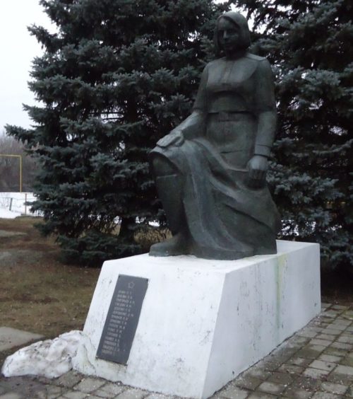 с. Камышевка Матвеево-Курганского р-на. Памятник «Женщине-воину», установленный в 1976 году на братской могиле, в которой похоронено 14 воинов.