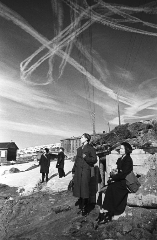Мурманчане наблюдают за воздушным боем над городом. Апрель 1943 г.
