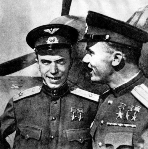 Летчики-истребители Беда и Кожедуб. 1945 г.