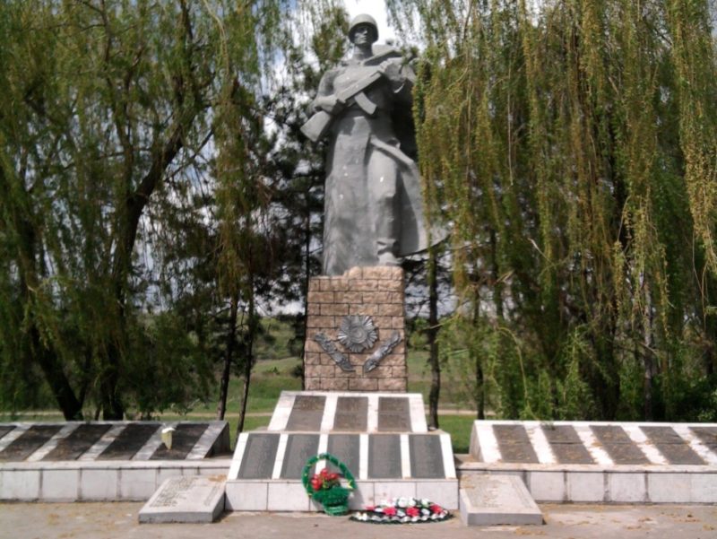 п. Крынка Матвеево-Курганского р-на. Мемориал, установленный в 1985 году на братской могиле, в которой захоронено 878 советских воинов.