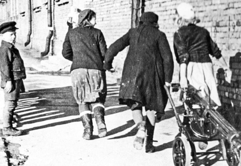 Дружинницы на стрелковых занятиях. 1943 г.