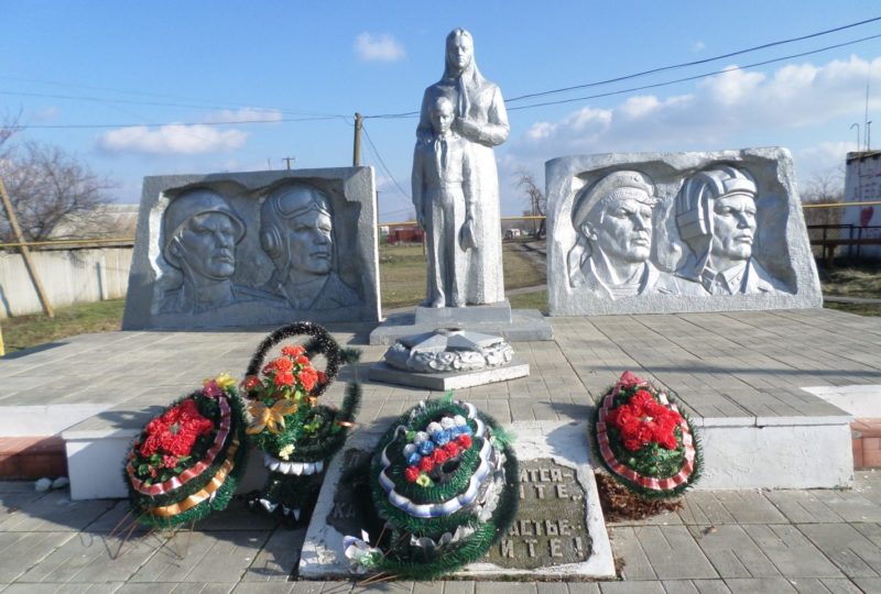 с. Латоново Матвеево-Курганского р-на. Мемориал, установленный в 1975 году на братской могиле, в которой похоронено 518 советских воинов.