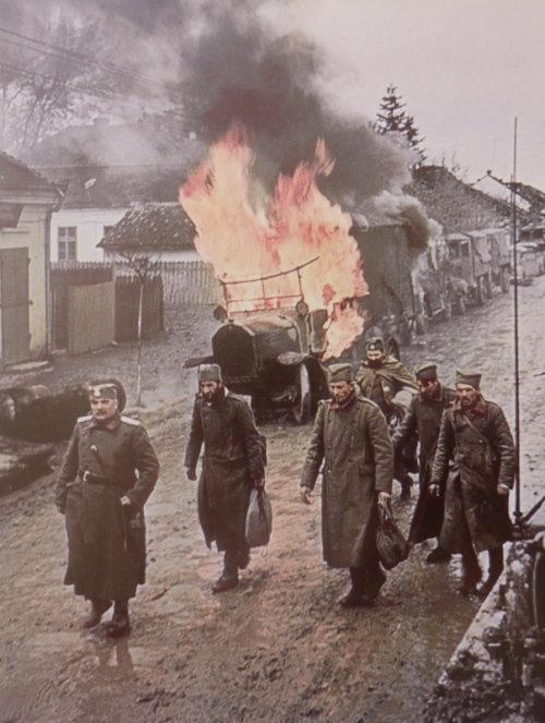 Югославские военнопленные на улице города Ниш. Апрель 1941 г.