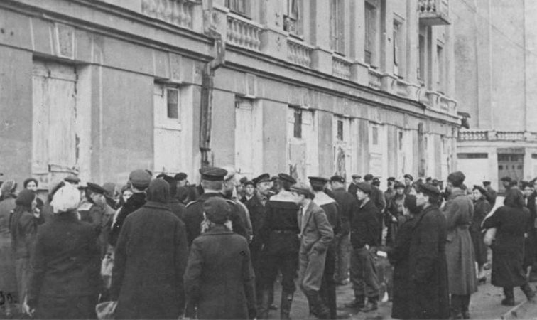 Горожане слушают сообщение Совинформбюро. Август 1943 г. 
