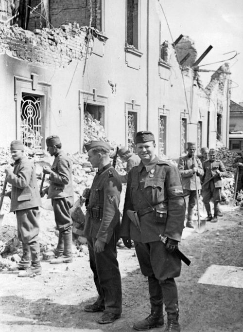 Югославские военнопленные на расчистке города. Апрель 1941 г.