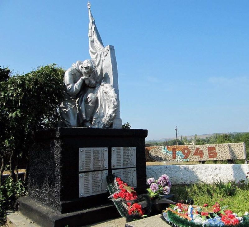 х. Пухляковский Усть-Донецкого р-на. Памятник, установленный в 1952 году на братской могиле советских воинов.