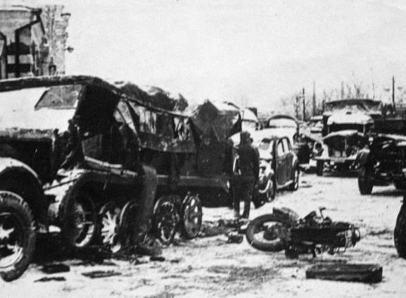 Разбитая немецкая техника в пригороде. Январь 1941 г. 
