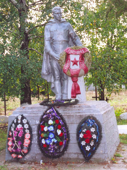 х. Малоекатериновка Матвеево-Курганского р-на. Памятник советским воинам, установленный в 1957 году.