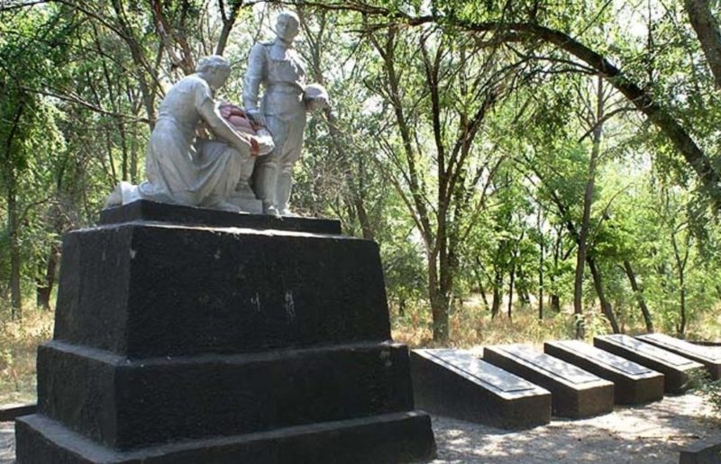 ст-ца Раздорская Усть-Донецкого р-на. Памятник, установленный в 1952 году на братской могиле, в которой захоронено 650 советских воинов.