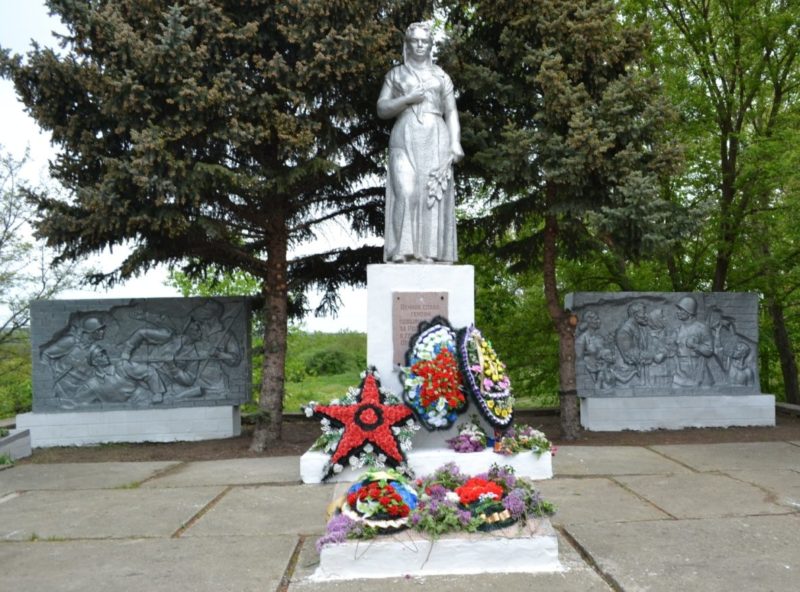 с. Малокирсановка Матвеево-Курганского р-на. Мемориал, установлен в 1975 году на братской могиле, в котором захоронено 446 человек.