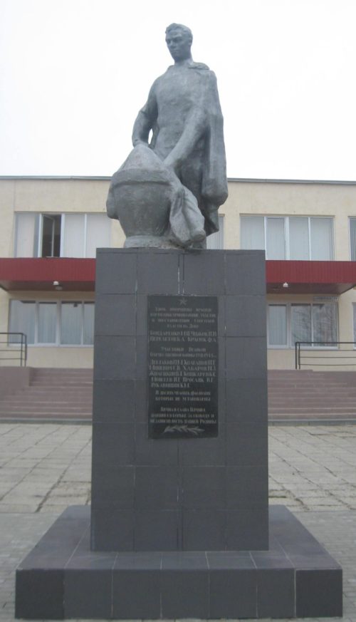 сл. Красюковская Октябрьского р-на. Памятник, посвященный землякам, погибшим в годы войны.
