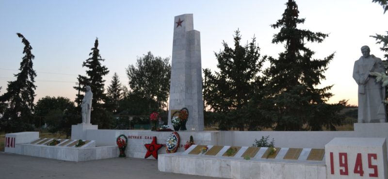 с. Марфинка Матвеево-Курганского р-на. Мемориал, установленный в 1978 году на братской могиле, в которой захоронено 209 советских воинов.