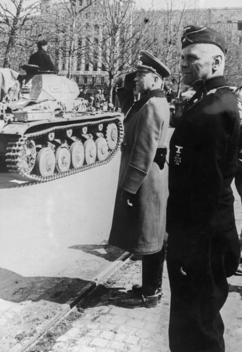 Командующий 1-й танковой группы Вермахта генерал-полковник Клейст принимает парад немецких войск в Белграде. 14 апреля 1941 г.