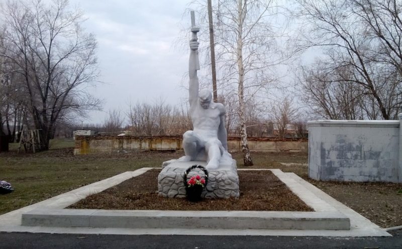 с. Марьевка Матвеево-Курганского р-на. Памятник «Солдат», установленный в 1948 году в честь советских воинов.
