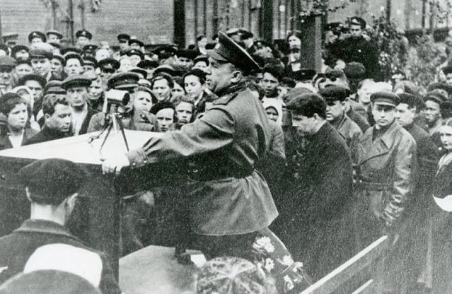 М. Старостин выступает на митинге перед отправкой состава с рыбой в блокадный Ленинград. 1944 г. 