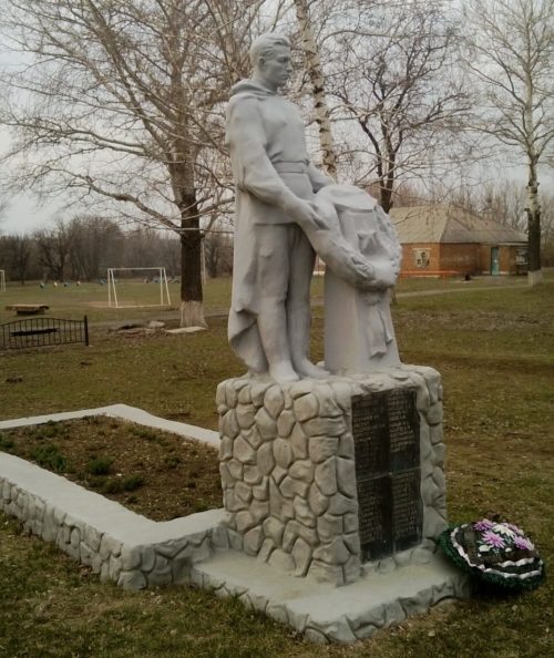 с. Марьевка Матвеево-Курганского р-на. Мемориал, установленный в 1971 году на братской могиле, в которой захоронено 214 советских воинов.