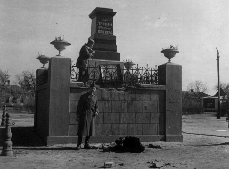 Итальянские солдаты у постамента памятника Ленину. 1942 г. 