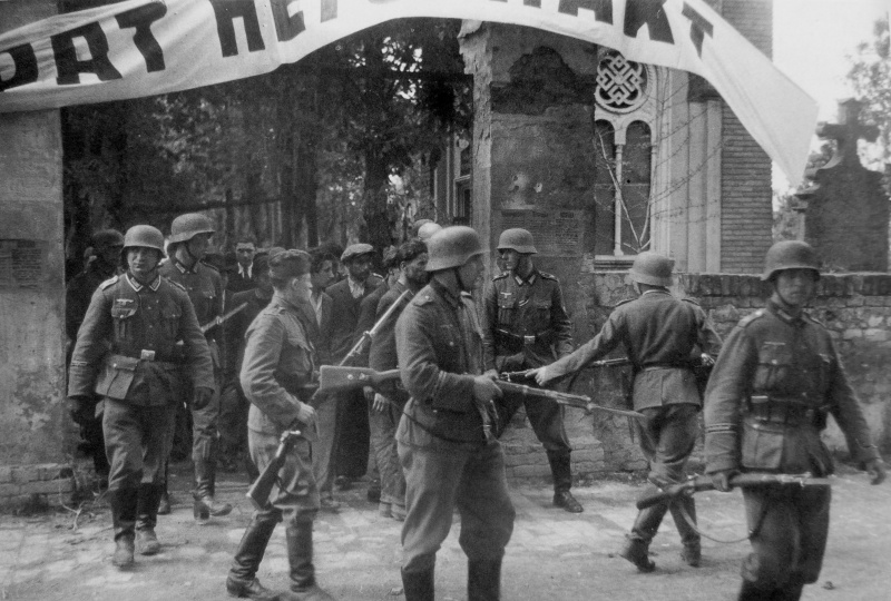 Немцы ведут к месту расстрела жителей Панчево. 22 апреля 1941 г. 