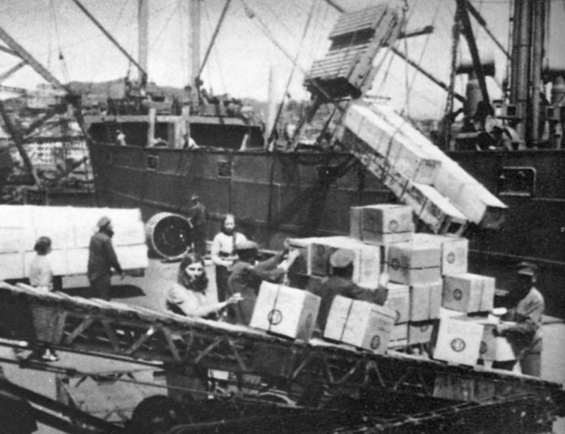 Разгрузка транспортного судна в Мурманском морском торговом порту. 1944 г.