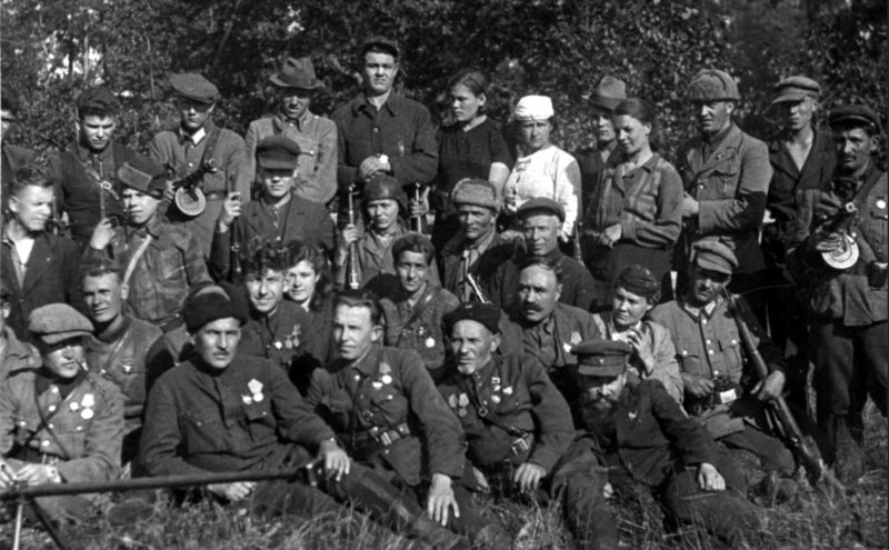 Ковпак среди награжденных партизан. 1943 г.