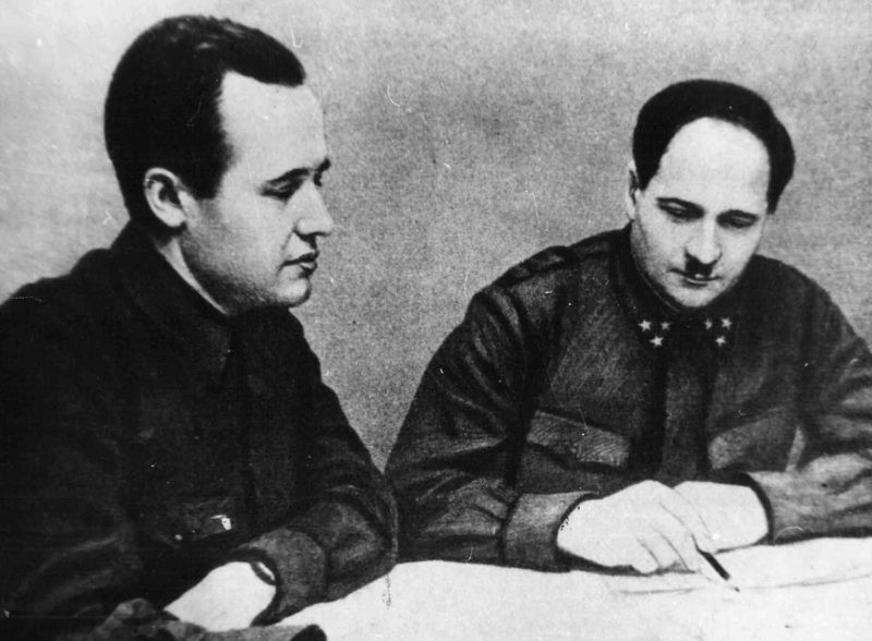 Председатель ГКО В. Г. Жаворонков и командующий 50-й армией генерал-лейтенант И. В. Болдин. Январь 1942 г.