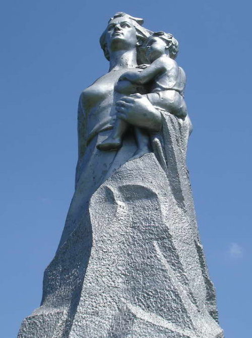 Скульптурный фрагмент памятника.
