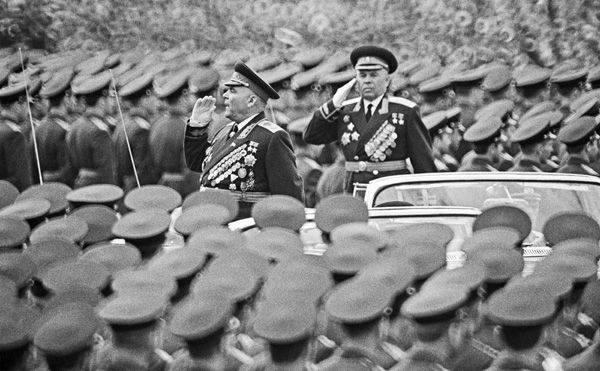 Министр обороны СССР Родион Малиновский (слева) и командующим войсками Московского военного округа Белобородов на военном параде в честь Дня Победы. 1964 г. 