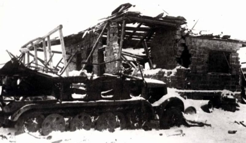 Подбитый полугусеничный тягач Sd.Kfz.11 в Рогоженском посёлке. Январь 1942 г.