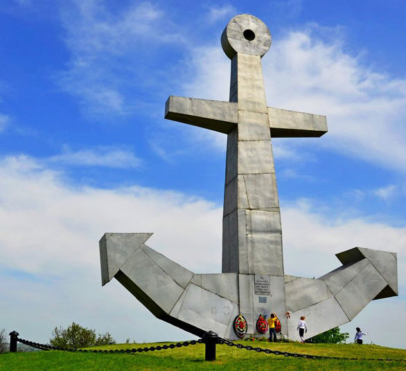п. Матвеев Курган. Памятник «Якорь», установлен в1973 году к 30-летию освобождения района от немецко-фашистских захватчиков, в честь подвигов на Миусе-фронте 68-й, 76-й, 81-й морских стрелковых бригад в марте 1942 года.