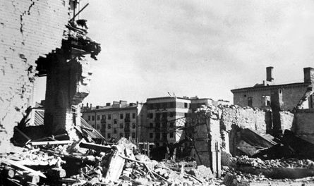 Разрушенные дома в центре города. Ноябрь 1942 г.