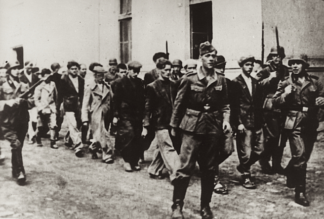 Немцы ведут жителей Крагуеваца на казнь. 21 октября 1941 г.