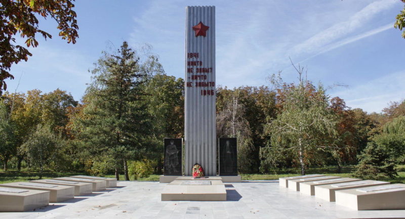 п. Новая Целина Целинского р-на. Мемориал, установленный в 1987 году на братской могиле советских воинов.