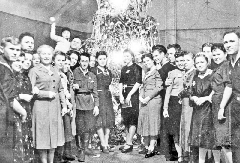 Новогодняя елка. Декабрь 1944 г.
