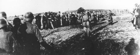 Сербские заложники из Крагуеваца перед расстрелом. 21 октября 1941 г.