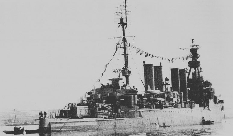 Легкий крейсер американской постройки «Мурманск» на рейде. 1945 г. 