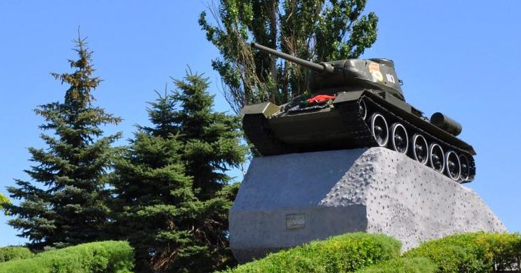 п. Матвеев Курган. Памятник-танк Т-34, установленный в 1972 году в память о подвиге танкистов 44 армии, принимавших участие в освобождении посёлка в феврале 1943 года.
