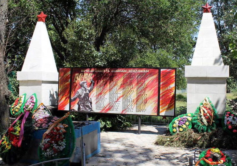 ст-ца. Кочетовская Семикаракорского р-на. Мемориал, установленный на братской могиле, в которой похоронено 55 советских воинов.